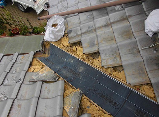 加古川市の谷板金交換に伴う防水紙増し張り
